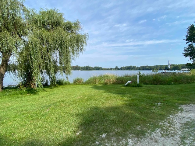 view of yard featuring a water view