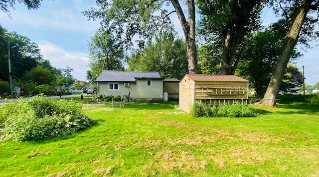 view of yard with an outdoor structure