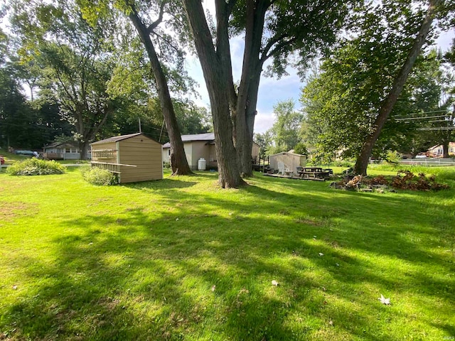 view of yard featuring an outbuilding