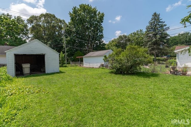 view of yard with an outbuilding