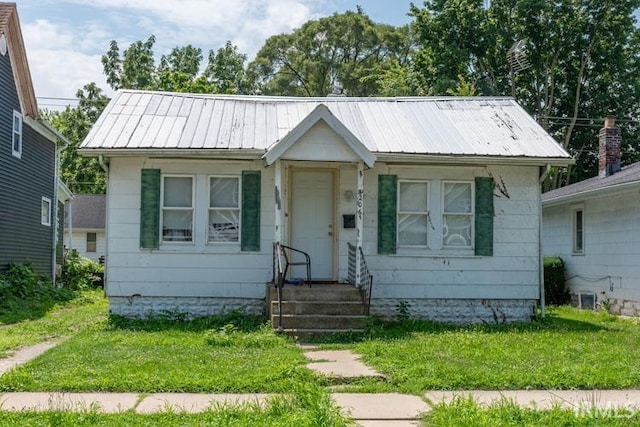 view of front facade with a front lawn