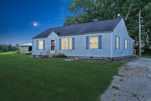 view of front of property featuring a lawn