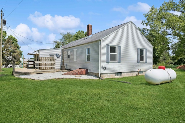 back of house featuring a lawn