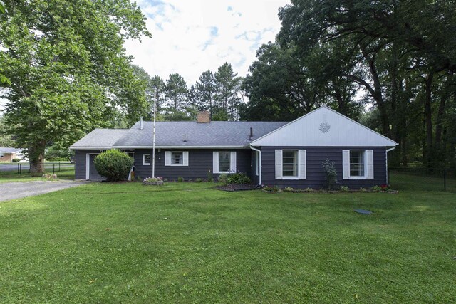 view of front of home featuring a front yard