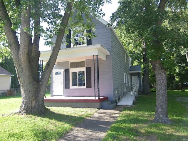 view of front of property featuring a front lawn