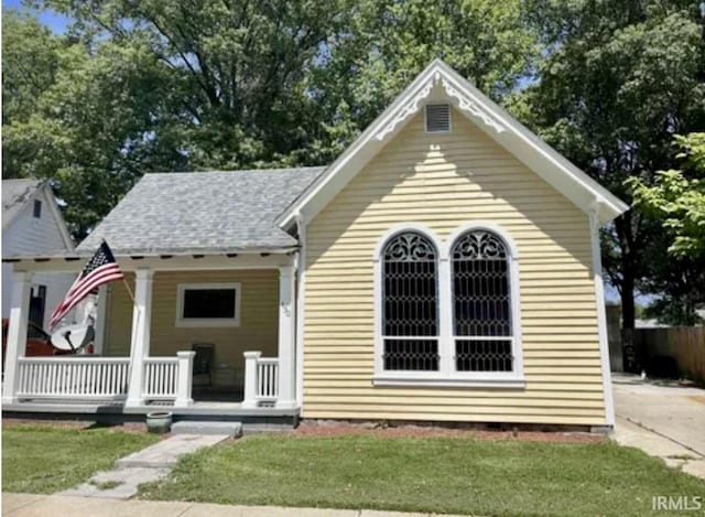 view of front of home featuring a porch and a front lawn