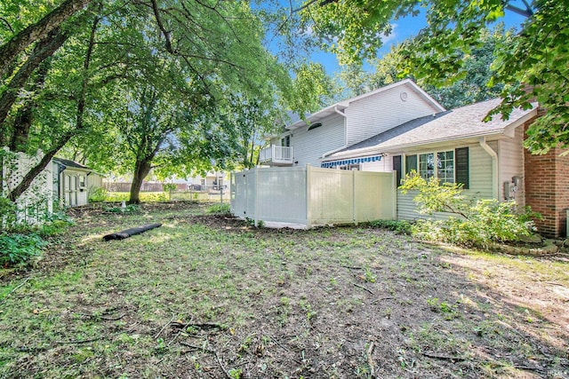 view of yard featuring a storage shed