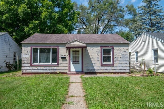 view of front of home featuring a front lawn