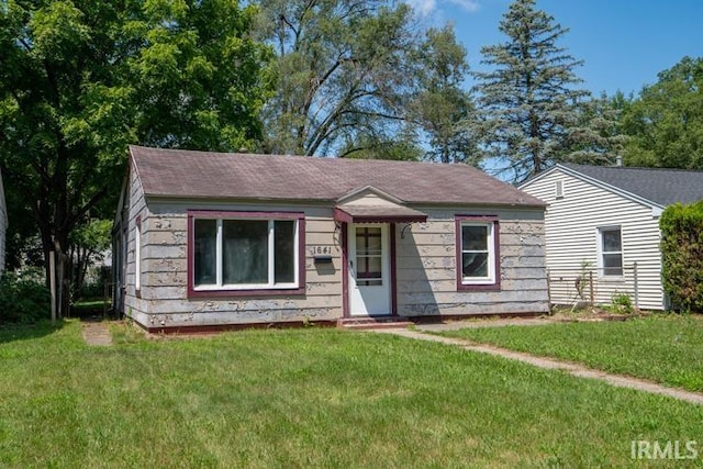 view of front of house featuring a front lawn