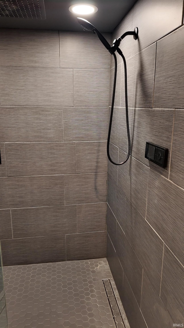 bathroom featuring a tile shower