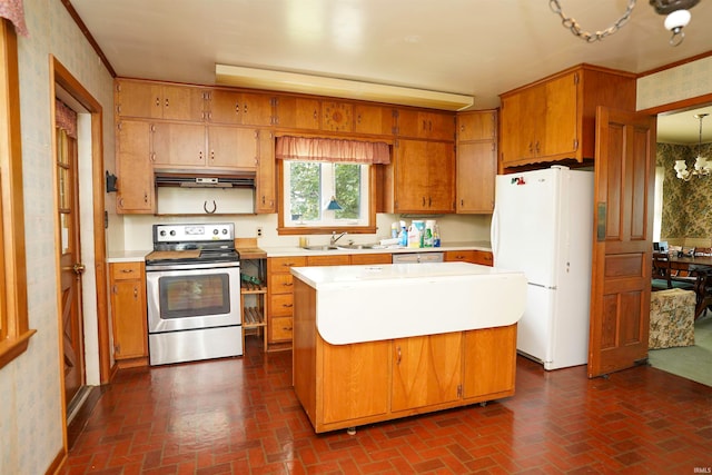 kitchen with stainless steel appliances, a notable chandelier, sink, and a kitchen island