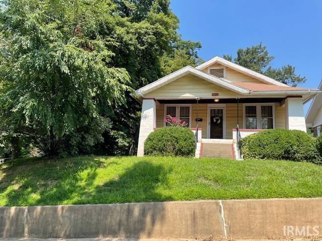 view of front of home with a front yard