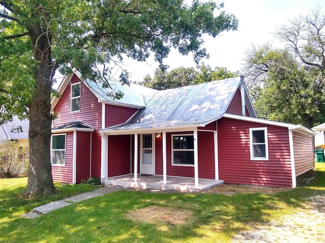 view of front of property with a front yard