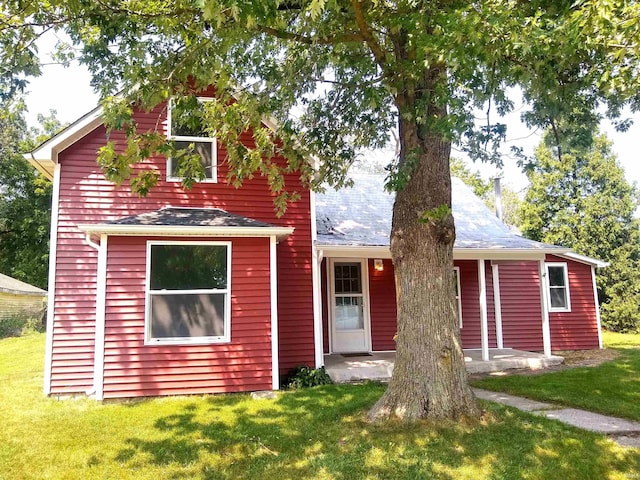 view of front of home featuring a front yard