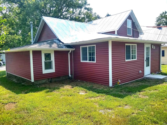 back of house featuring a lawn