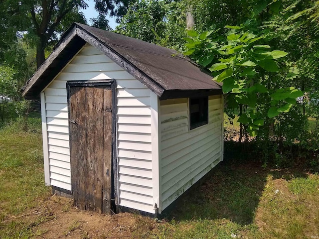 view of outbuilding