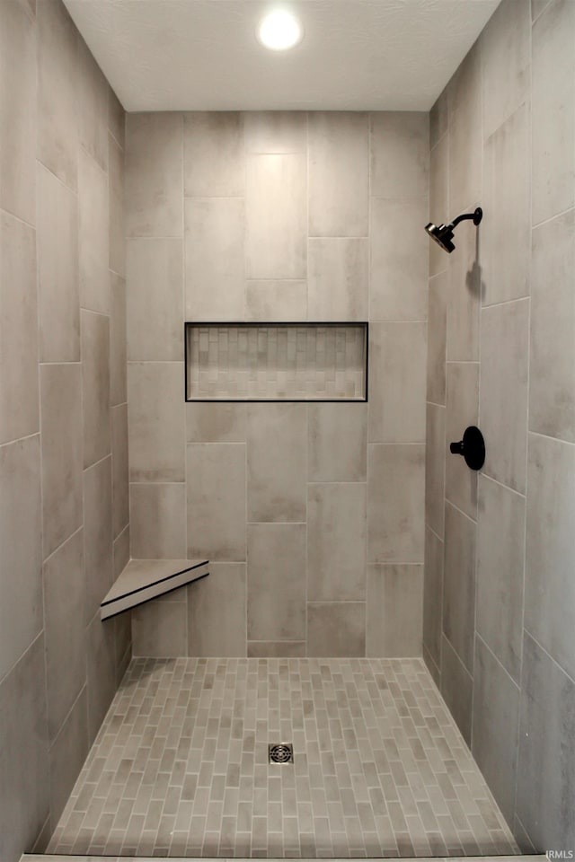 bathroom featuring a tile shower