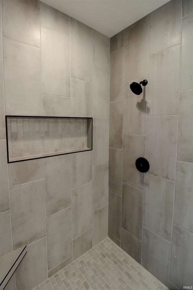 bathroom featuring tiled shower