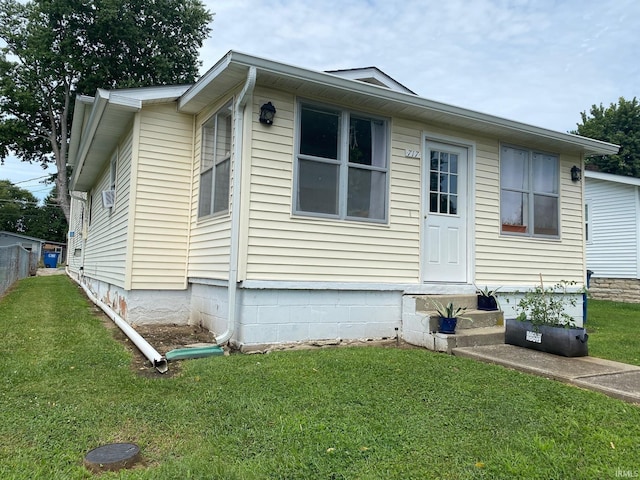 view of front facade featuring a front yard