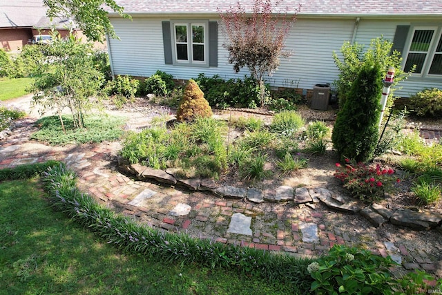 view of yard with central AC unit