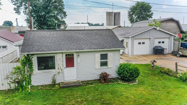 view of front facade featuring a garage and a front yard