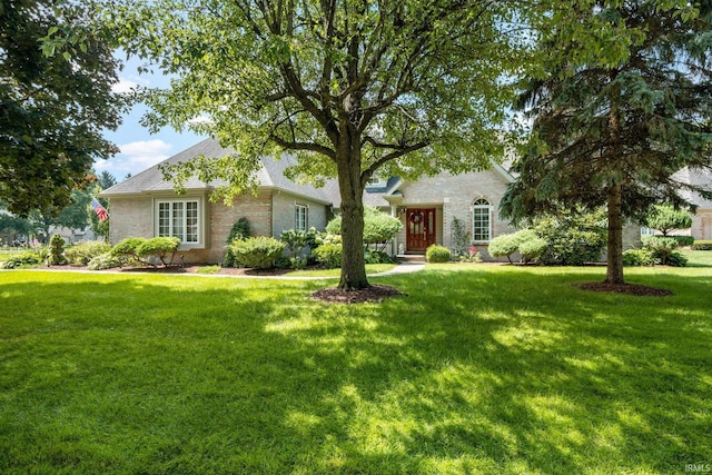 view of front of house featuring a front lawn