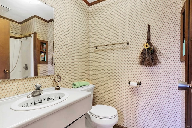 bathroom with curtained shower, visible vents, toilet, and wallpapered walls