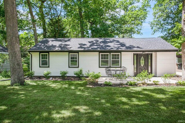 single story home featuring a front lawn