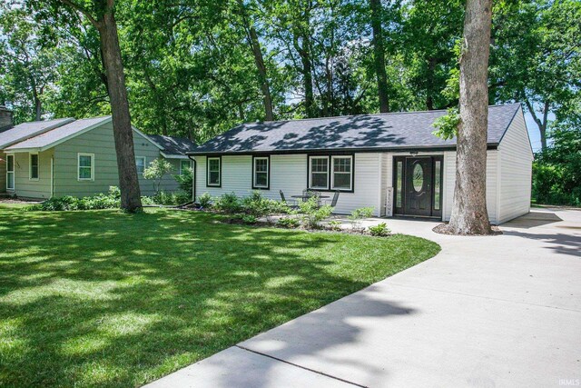 ranch-style home featuring a front lawn