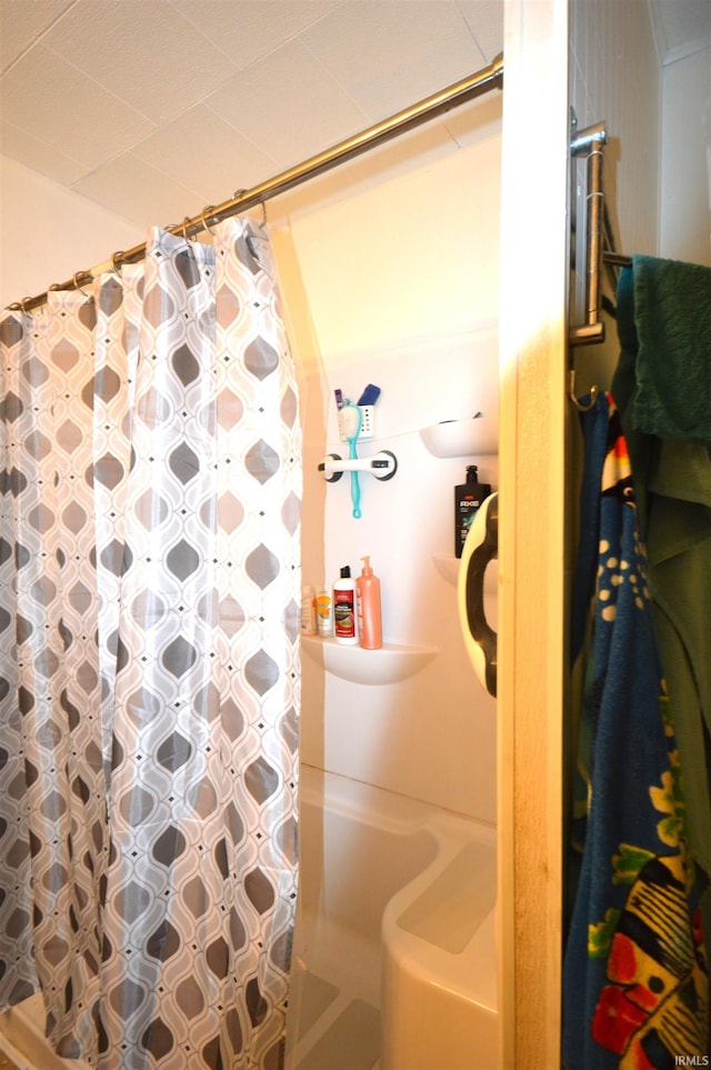 bathroom featuring shower / tub combo with curtain