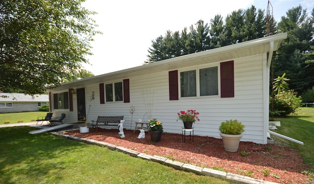 single story home with a front lawn