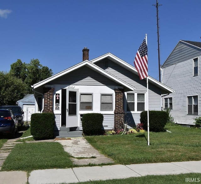 bungalow featuring a front yard