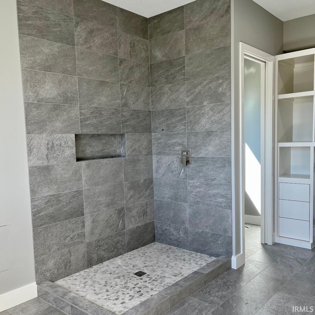 bathroom featuring tiled shower