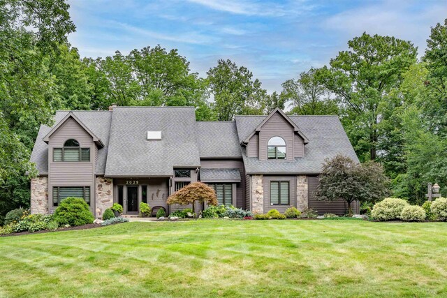 view of front of property featuring a front lawn