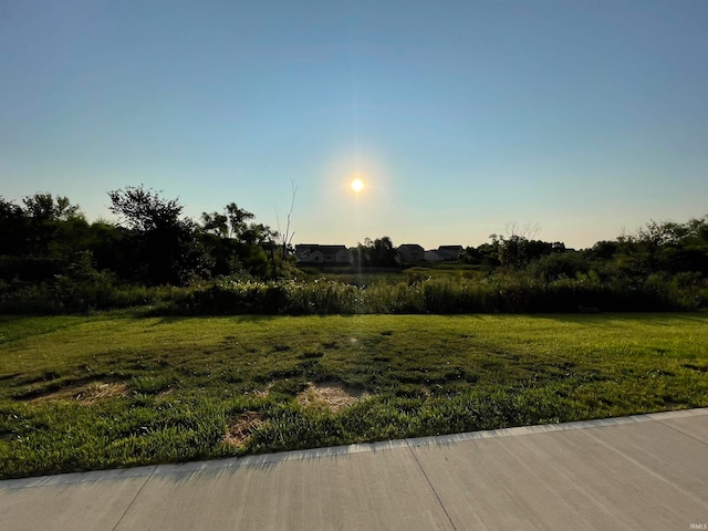 view of yard at dusk