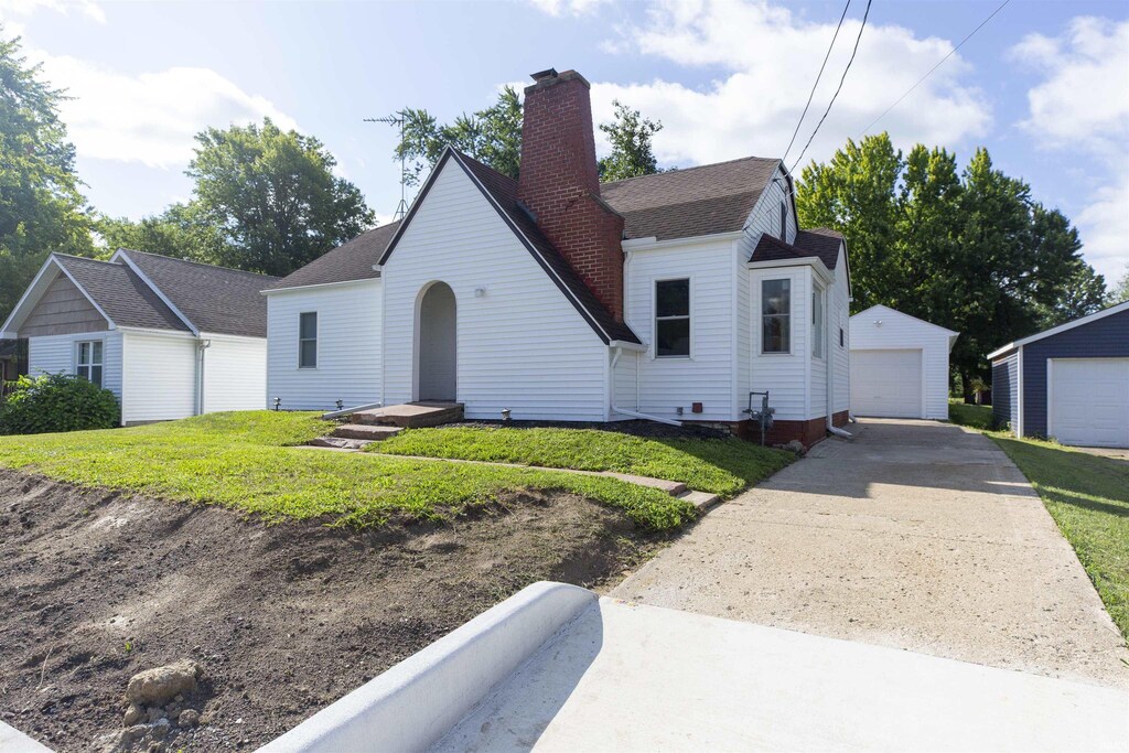 view of front of home with an outdoor structure and a garage