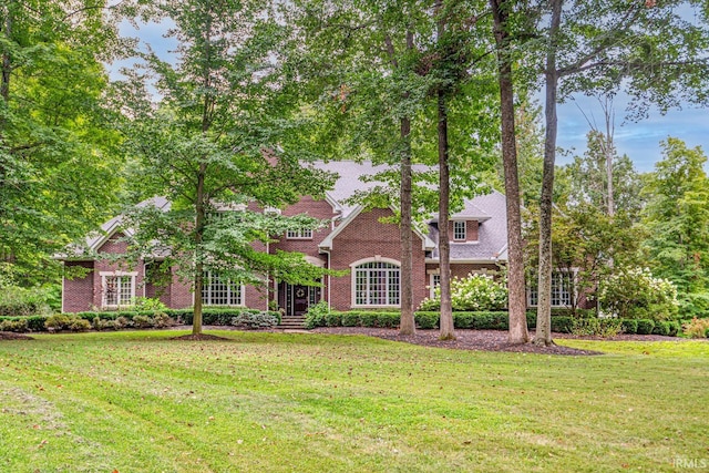 view of front of property featuring a front yard