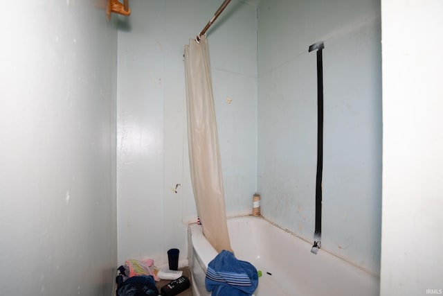 bathroom with shower / tub combo with curtain