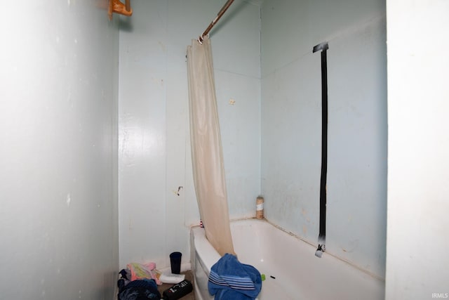 bathroom featuring shower / bathtub combination with curtain