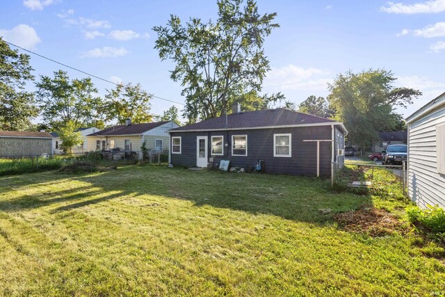 back of house featuring a lawn