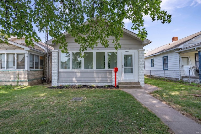 bungalow featuring a front yard