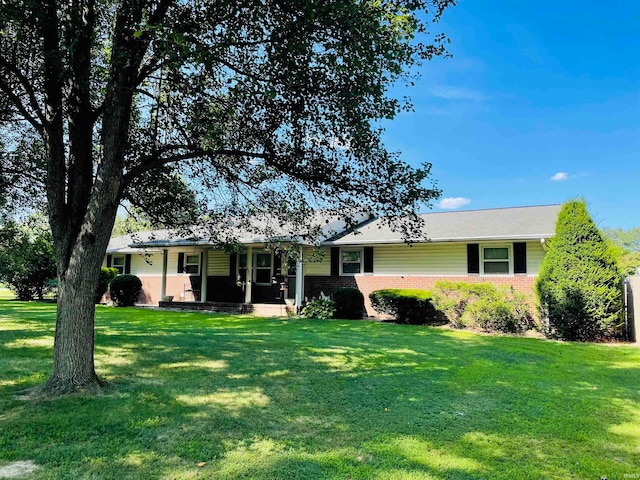 single story home with a front lawn