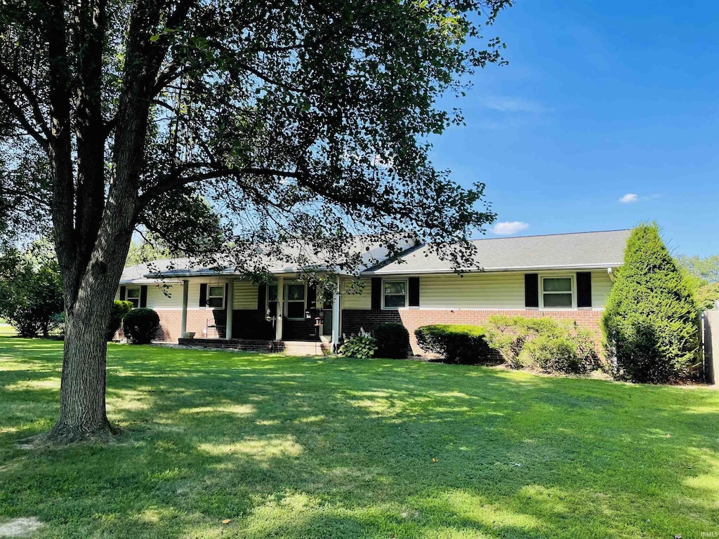 single story home with a front lawn