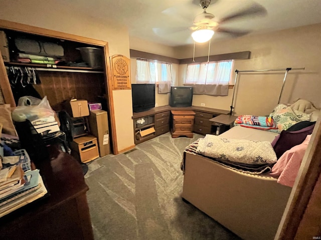 carpeted living room with ceiling fan