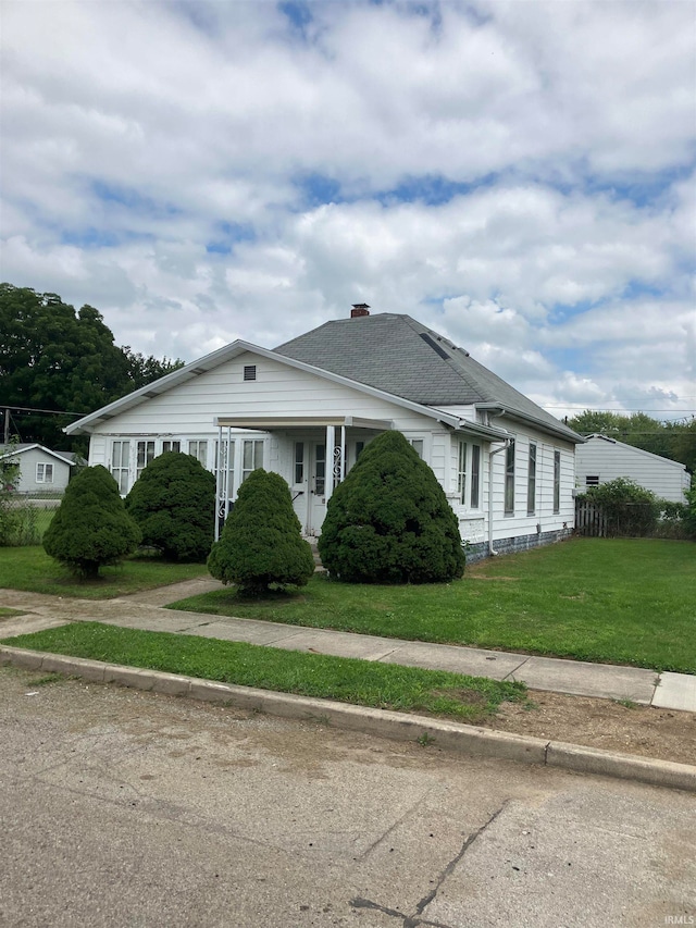 view of front of property with a front lawn