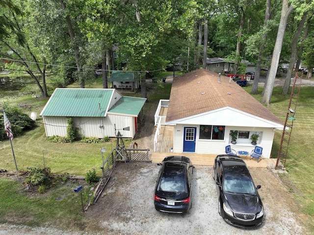 view of front facade featuring an outbuilding and a front lawn