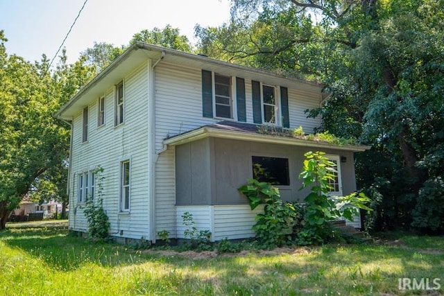 view of front of property with a front yard