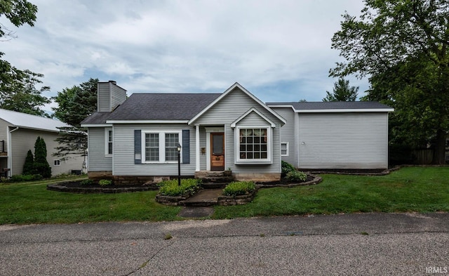 view of front of property featuring a front lawn