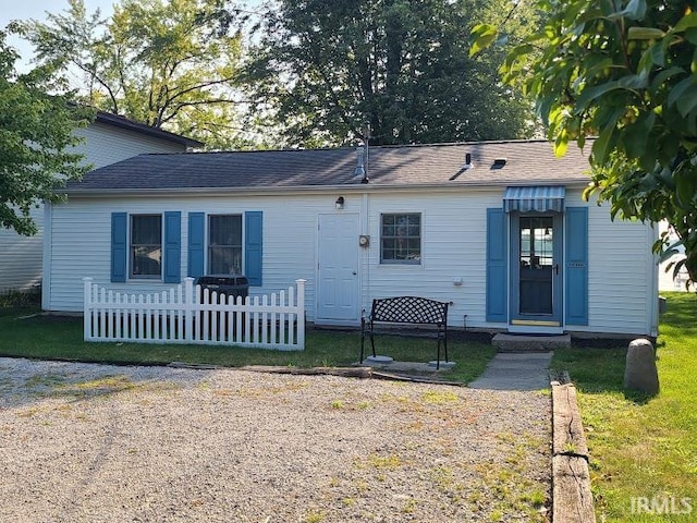 view of front of home featuring a front yard