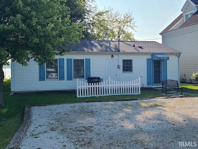 view of front of house with a front lawn